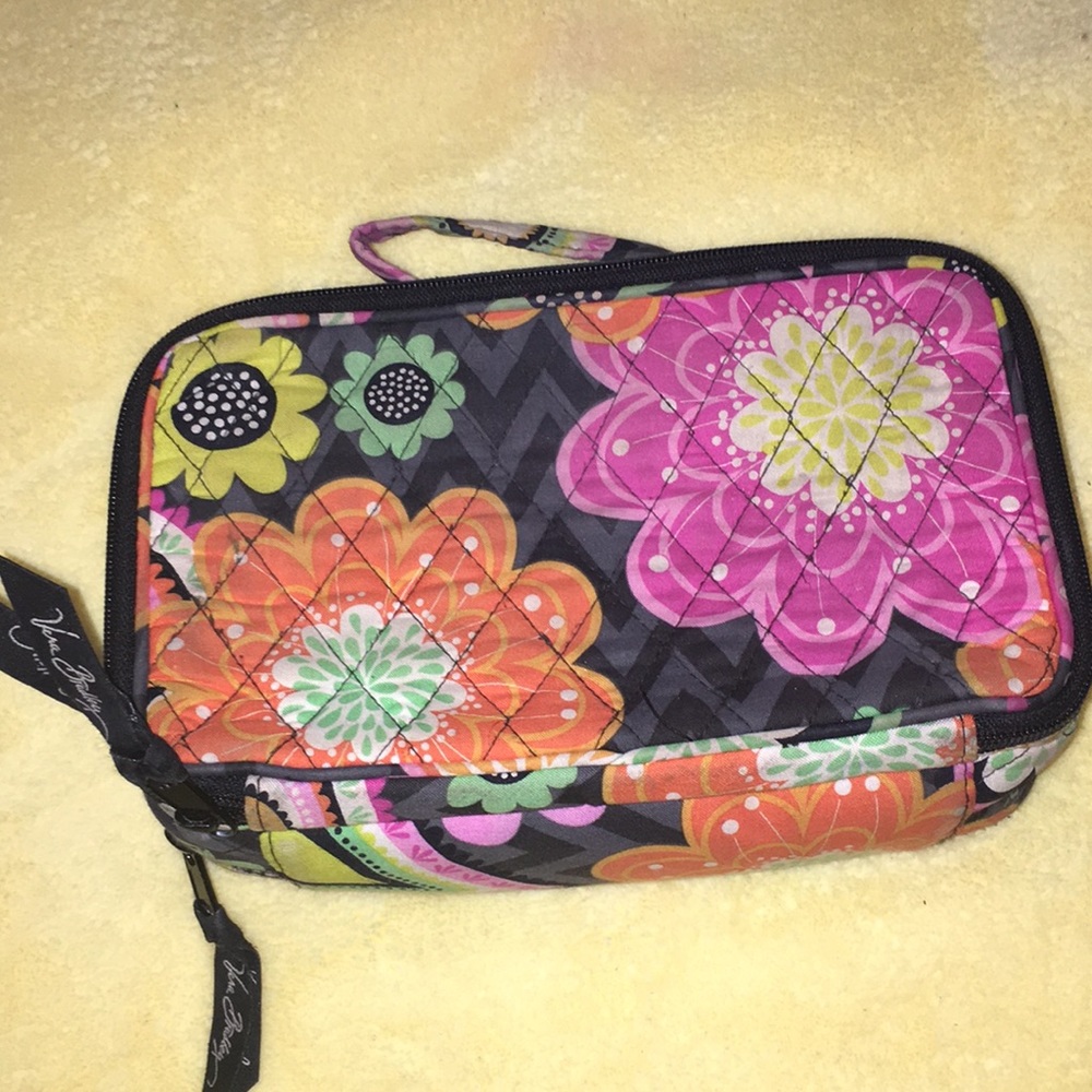 Vera Bradley large blush & brush makeup case 🤍